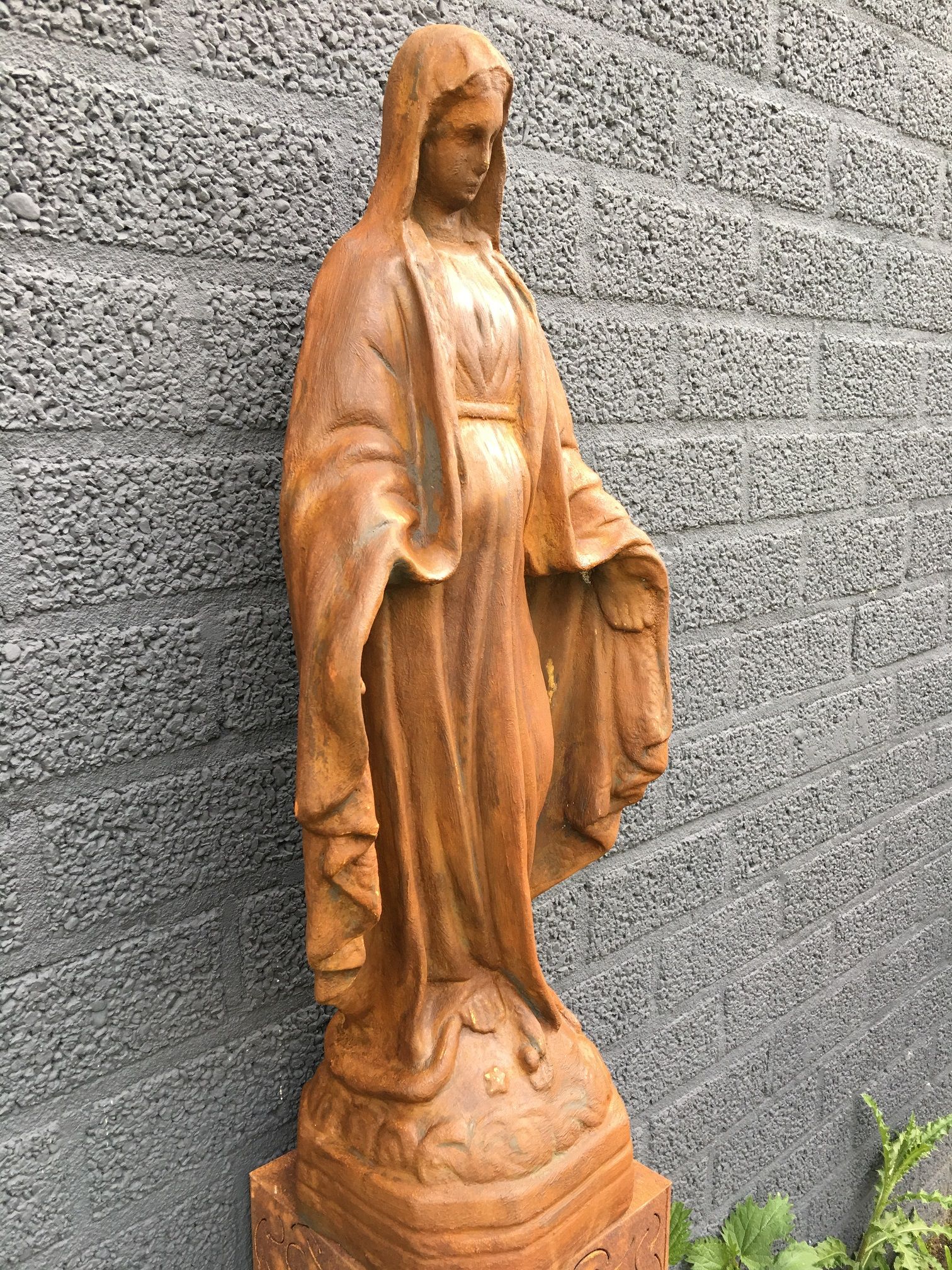 Schöne Statue der Jungfrau Maria voller Steinoxid